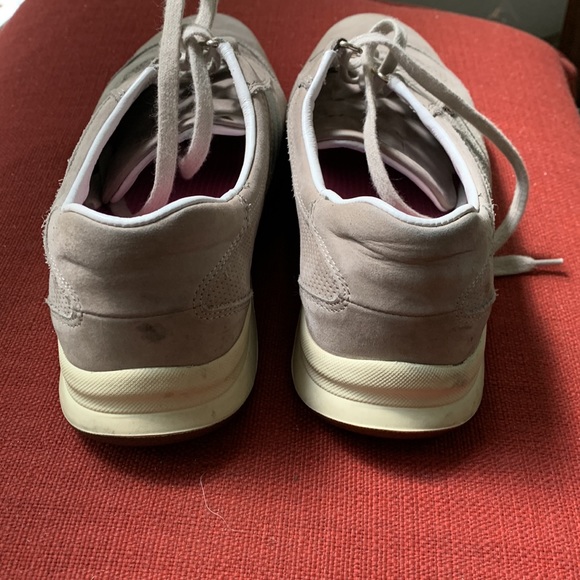 Mephisto Runoff Sneakers, woman’s size 7.5, beige leather and suede. - Picture 6 of 9